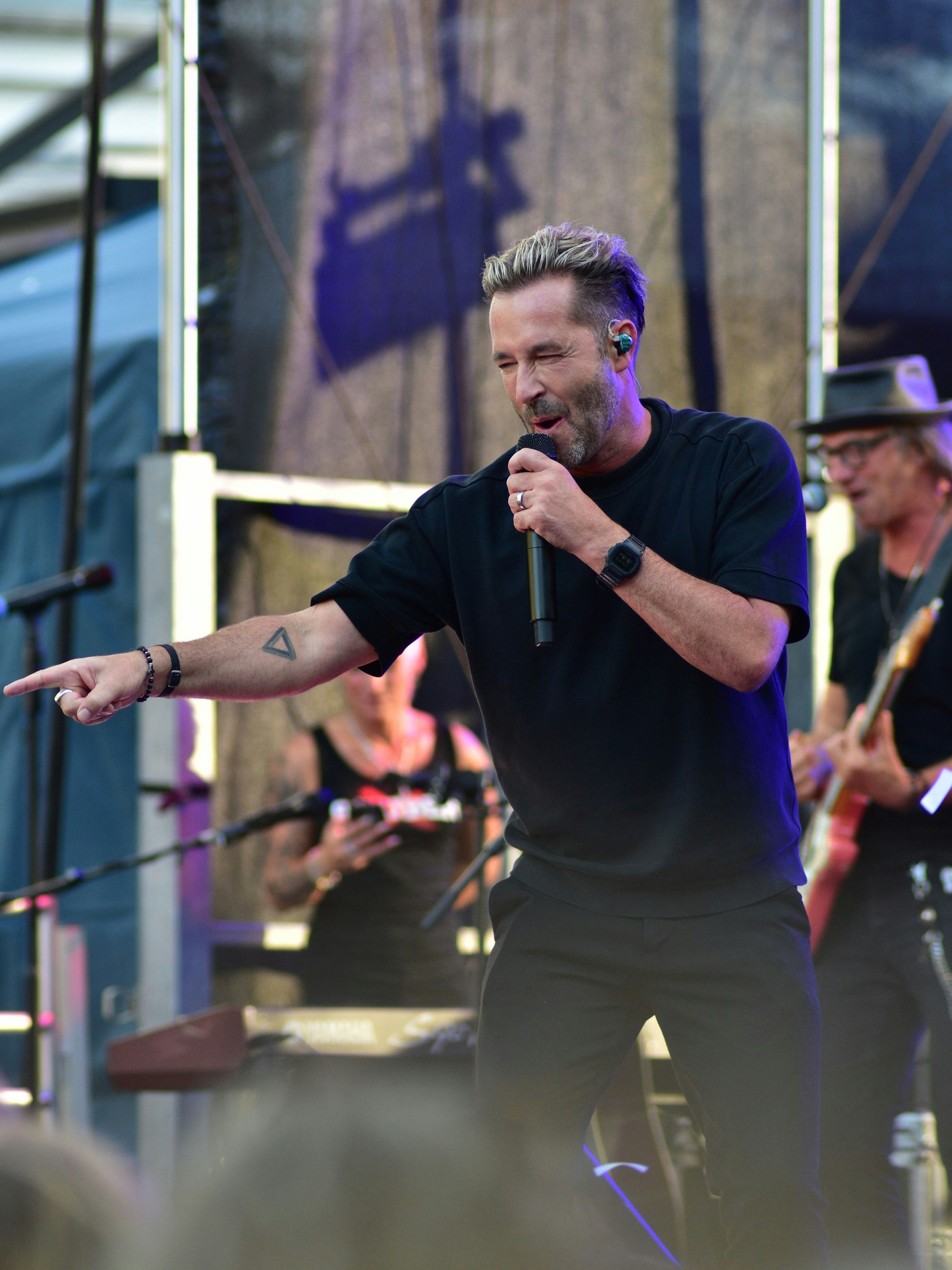 Sven West von den Räubern heizte dem Publikum mächtig ein.