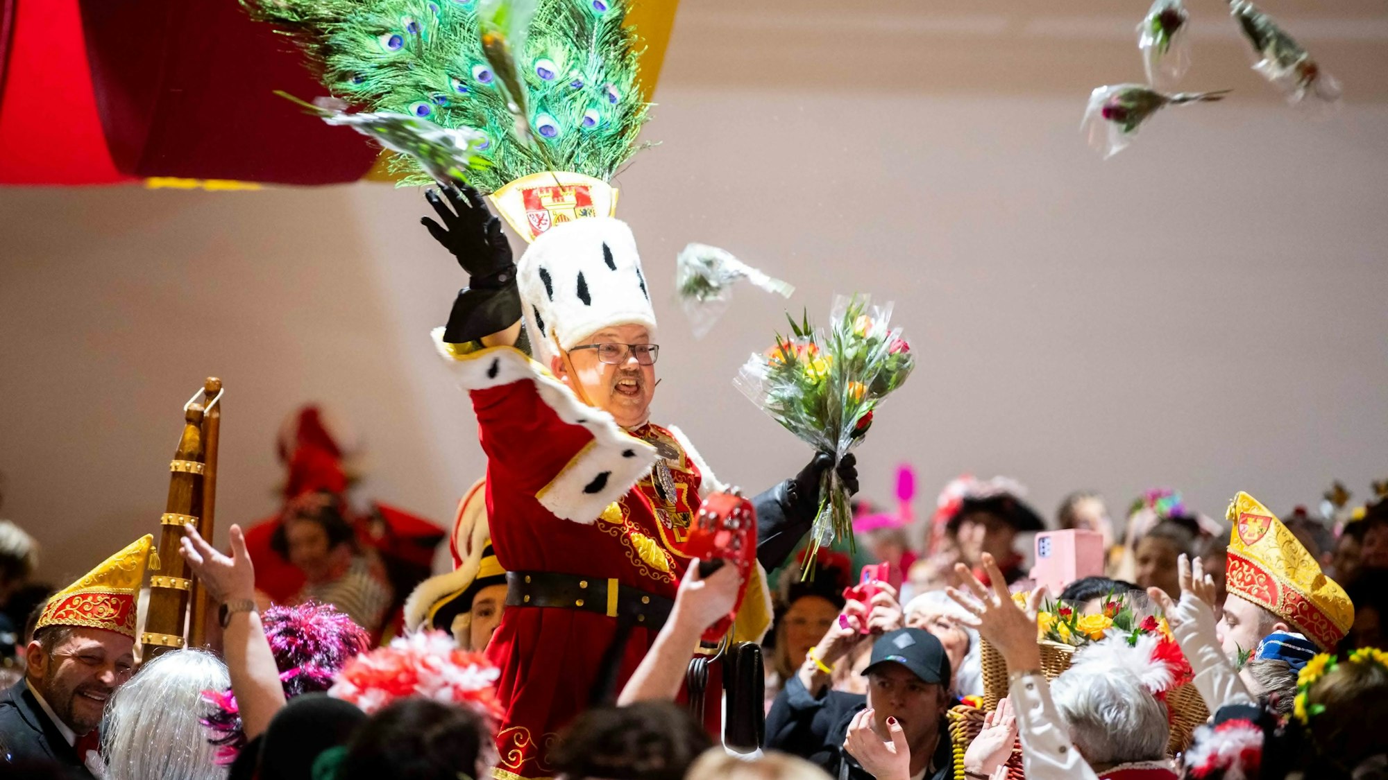 Blick auf feiernde Jecken beim Einzug des Bauern in der Alten Tuchfabrik.