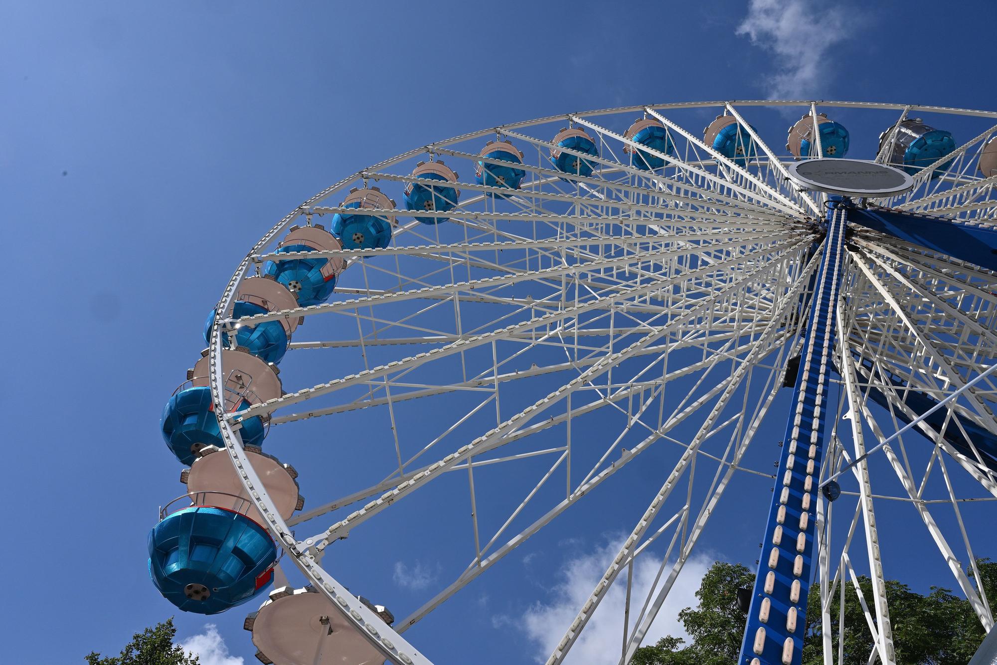 38 Meter hoch ist das Riesenrad „Ostseestern“ auf der Laurentiuskirmes in Bergisch Gladbach.