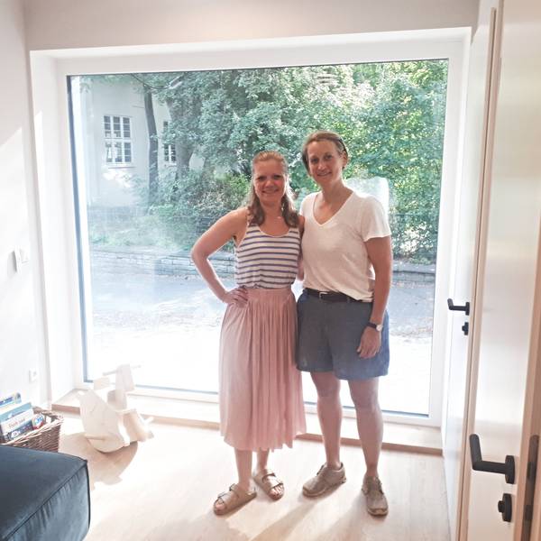 Friederike Hoffmann (r.) mit ihrer Kollegin Mariana Zech im kleinen Aufenthaltsraum im Erdgeschoss.