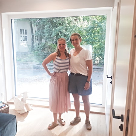 Friederike Hoffmann (r.) mit ihrer Kollegin Mariana Zech im kleinen Aufenthaltsraum im Erdgeschoss.