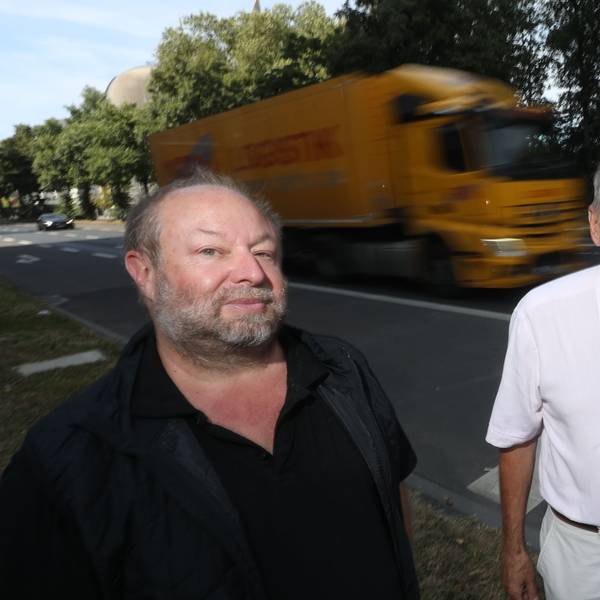 Zu sehen sind Martin Cordemann und Vorstandsmitglied des BUND Kreisgruppe Köln Helmut Röscheisen (v.l.) an der Inneren Kanalstraße. Im Hintergrund fahren ein LKW und ein PKW.