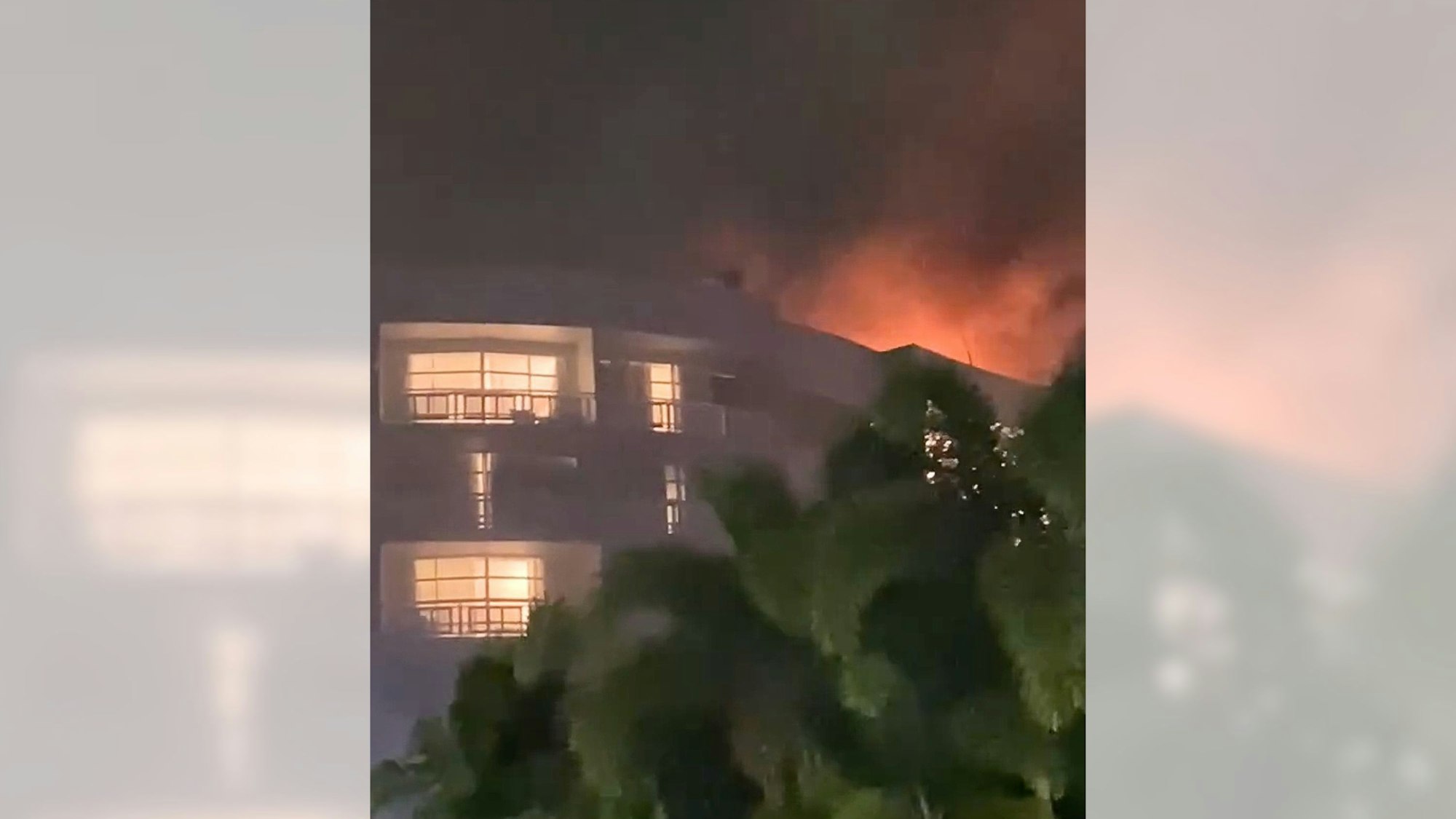 Ein Videostandbild des Feuers auf dem Dach.