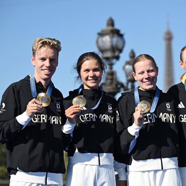 Tim Hellwig, Lisa Tertsch, Laura Lindemann und Lasse Lührs präsentieren ihre Goldmedaillen beim Siegerfoto.