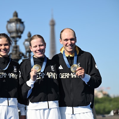 Tim Hellwig, Lisa Tertsch, Laura Lindemann und Lasse Lührs präsentieren ihre Goldmedaillen beim Siegerfoto.