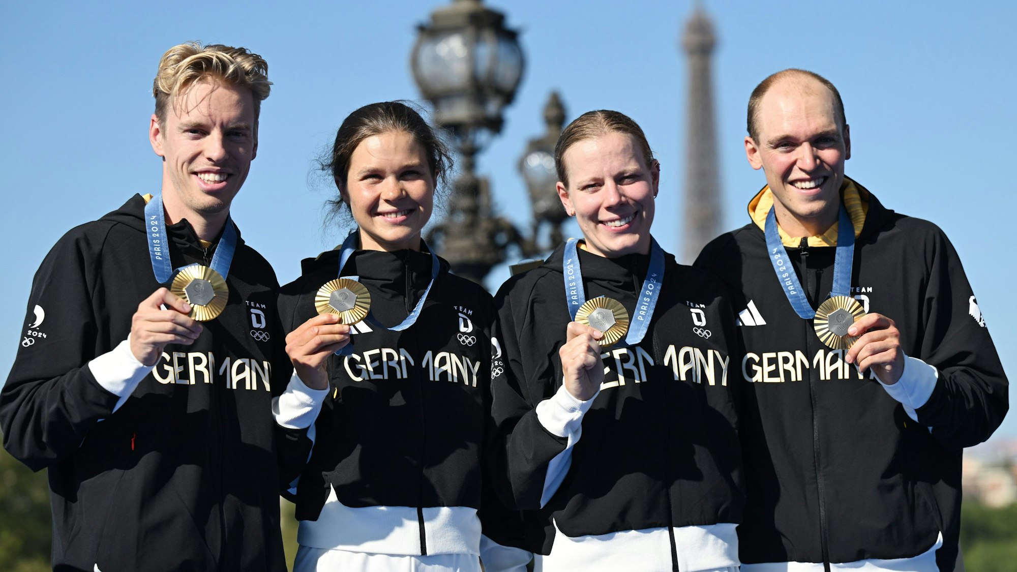 Tim Hellwig, Lisa Tertsch, Laura Lindemann und Lasse Lührs präsentieren ihre Goldmedaillen beim Siegerfoto.