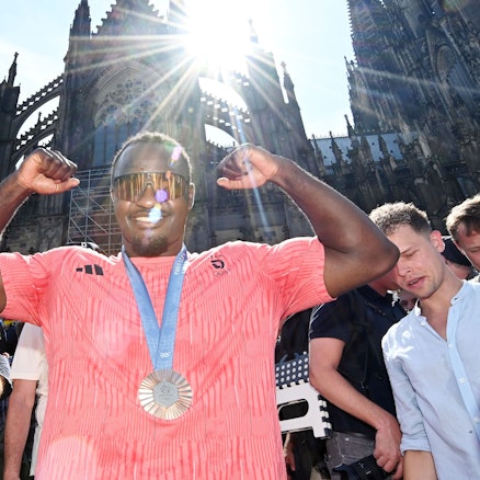 Bei den Olympischen Spielen in Paris 2024 gewann Boxer Nelvie Tiafack die Bronze-Medaille. Beim Empfang der deutschen Olympia-Mannschaft wurde er vor dem Kölner Dom gefeiert.