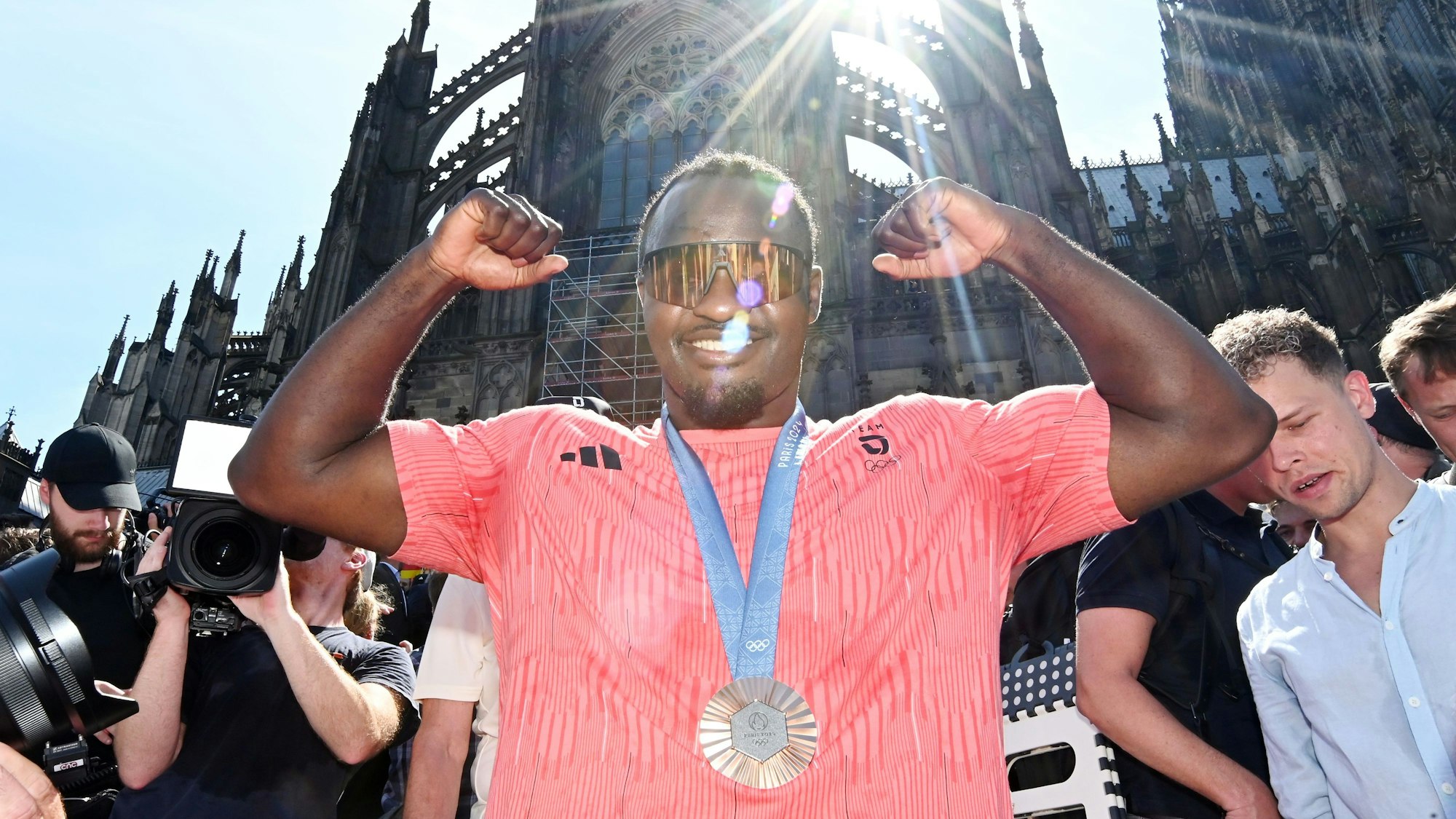 Boxer Nelvie Tiafack feiert die Bronzemedaille in seiner Heimatstadt