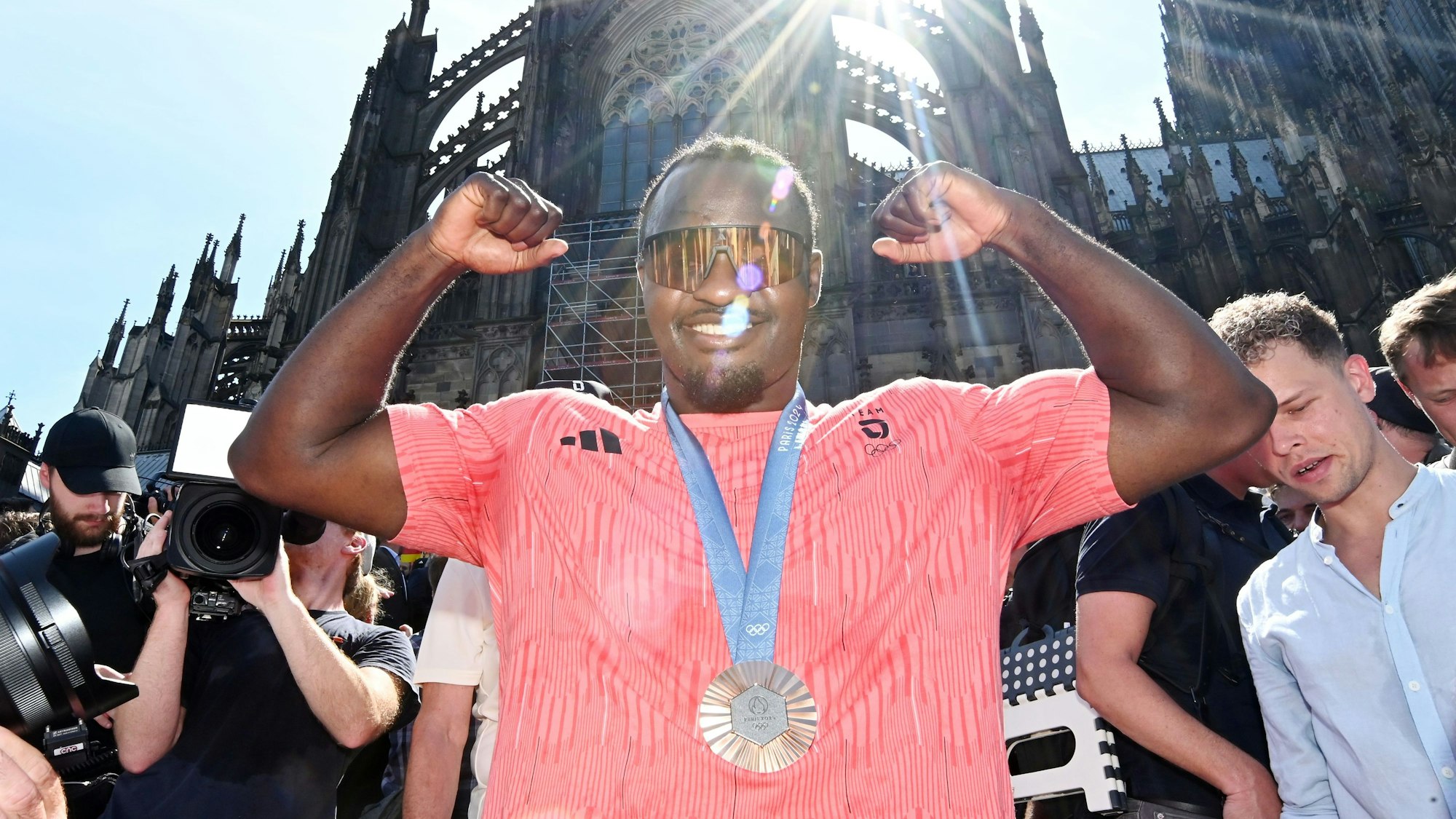 Bei den Olympischen Spielen in Paris 2024 gewann Boxer Nelvie Tiafack die Bronze-Medaille. Beim Empfang der deutschen Olympia-Mannschaft wurde er vor dem Kölner Dom gefeiert.