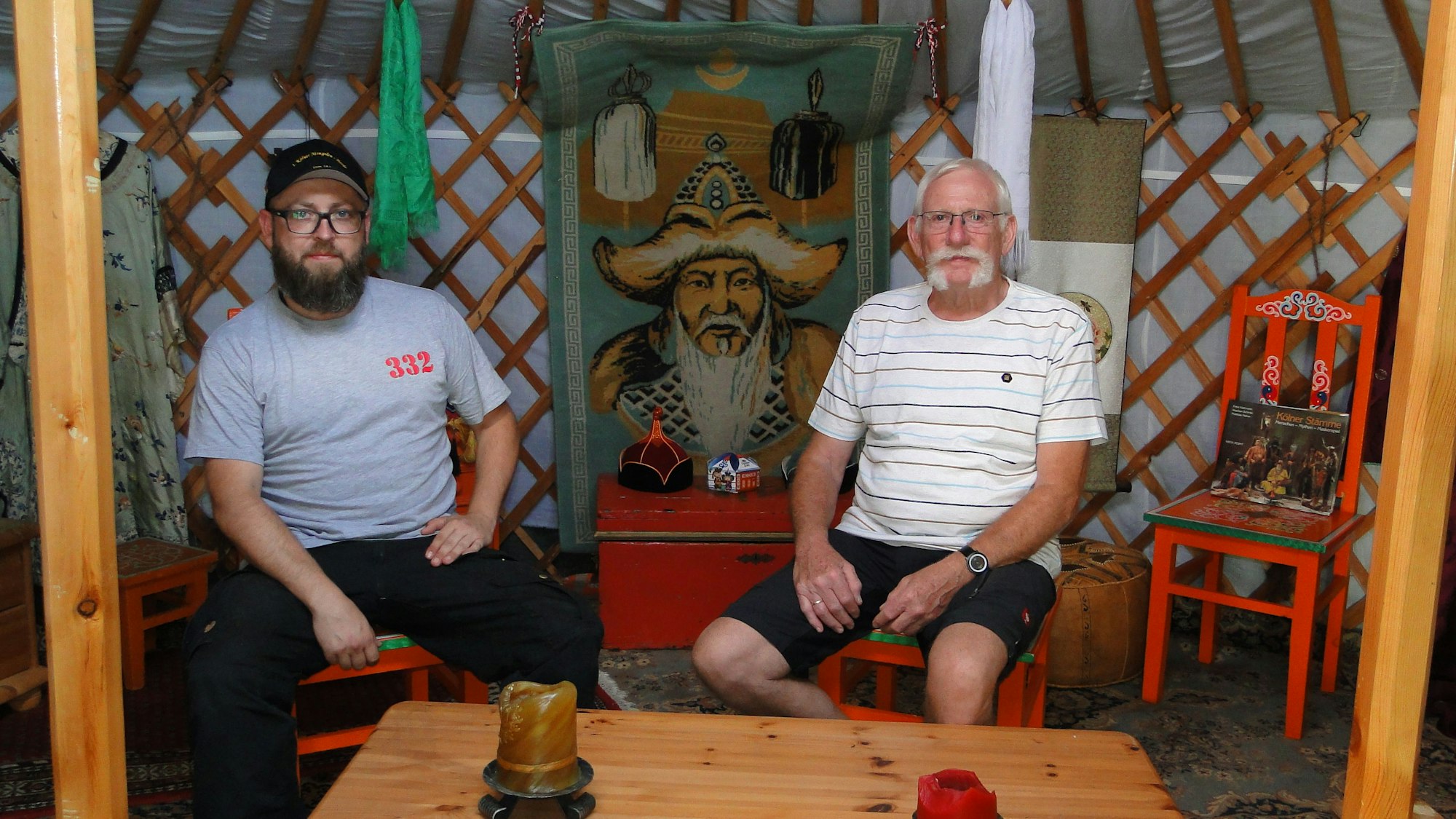 Michael Donovan, Vorsitzender des Vereins (rechts) und René B., langjähriges Mitglied, in der "Schmuck-Jurte" in der viele Original-Gegenstände aus der Mongolei ausgestellt sind.