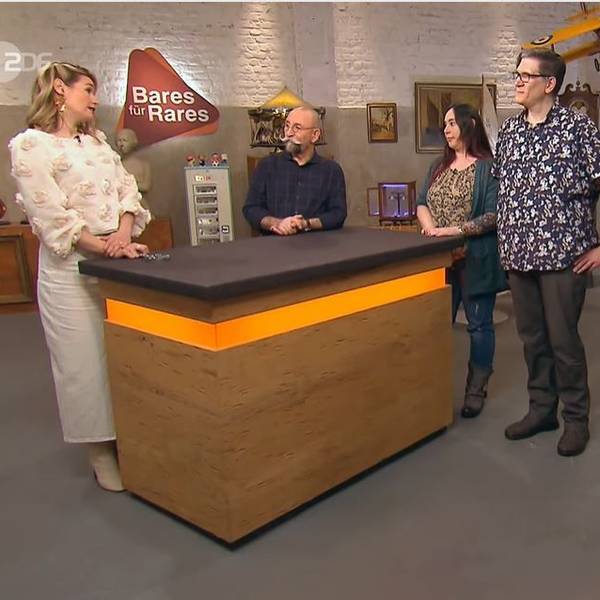 Christian und Linda Brandt (v. r.) neben Horst Lichter bei der Expertise von Bianca Berding bei „Bares für Rares“.