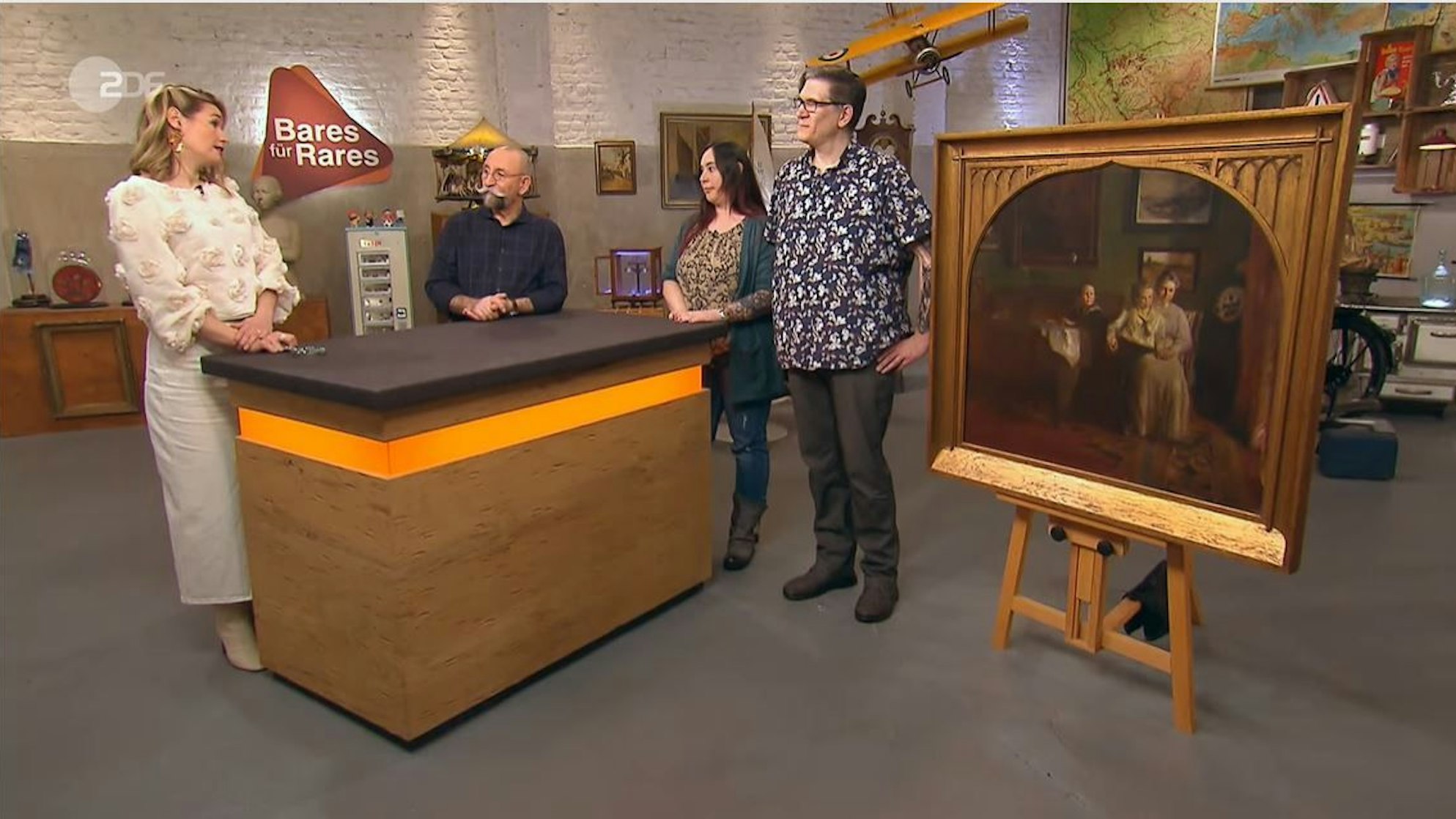 Christian und Linda Brandt (v. r.) neben Horst Lichter bei der Expertise von Bianca Berding bei „Bares für Rares“.