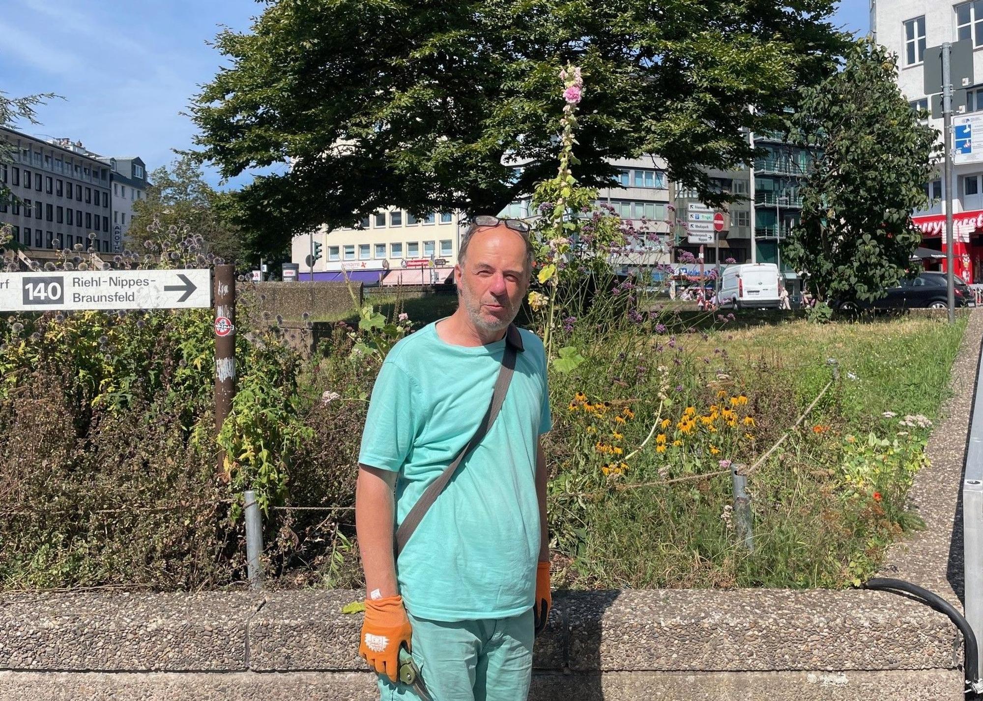 Das Bild zeigt einen Mann vor den Beeten am Ebertplatz.