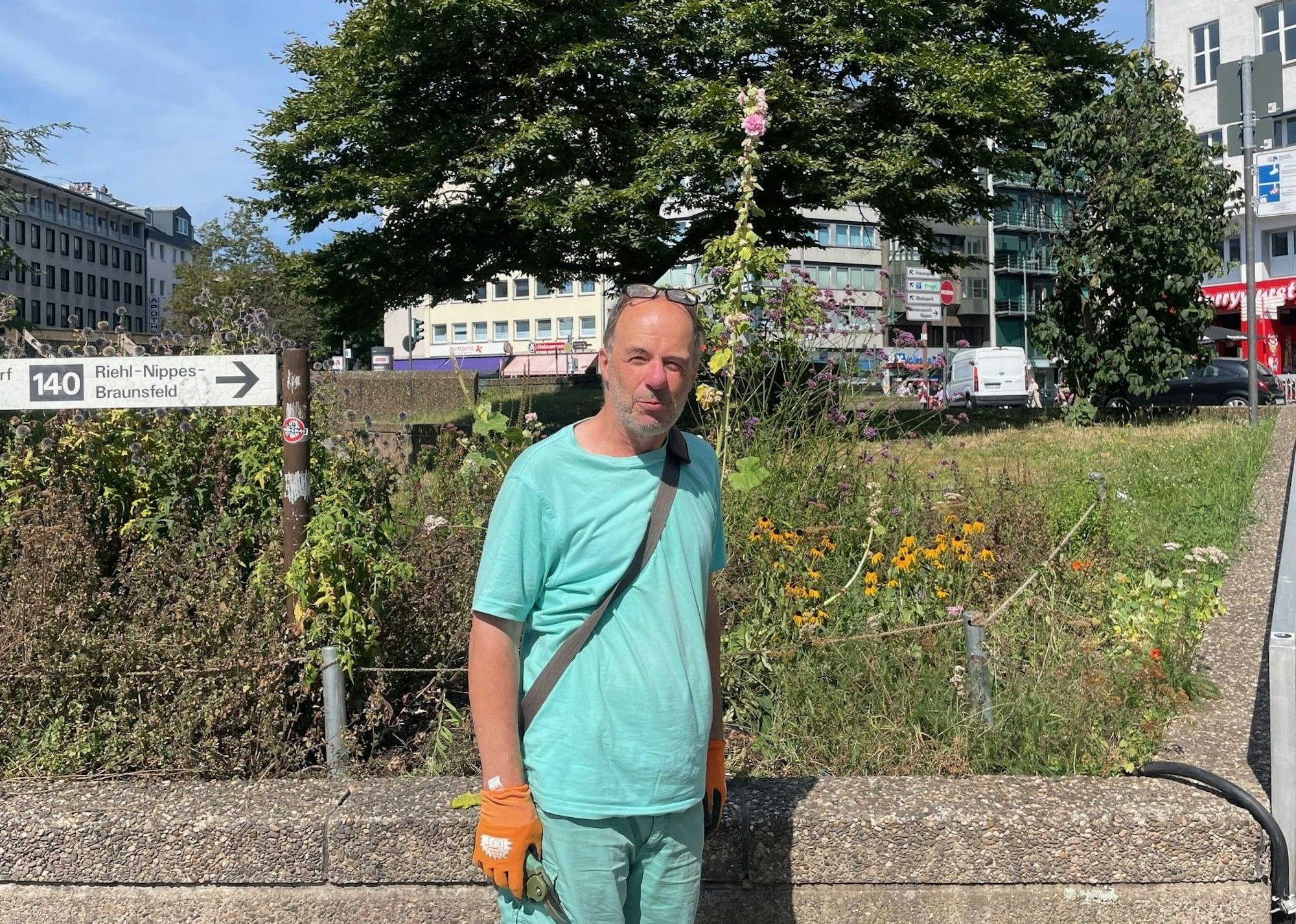 Das Bild zeigt einen Mann vor den Beeten am Ebertplatz.