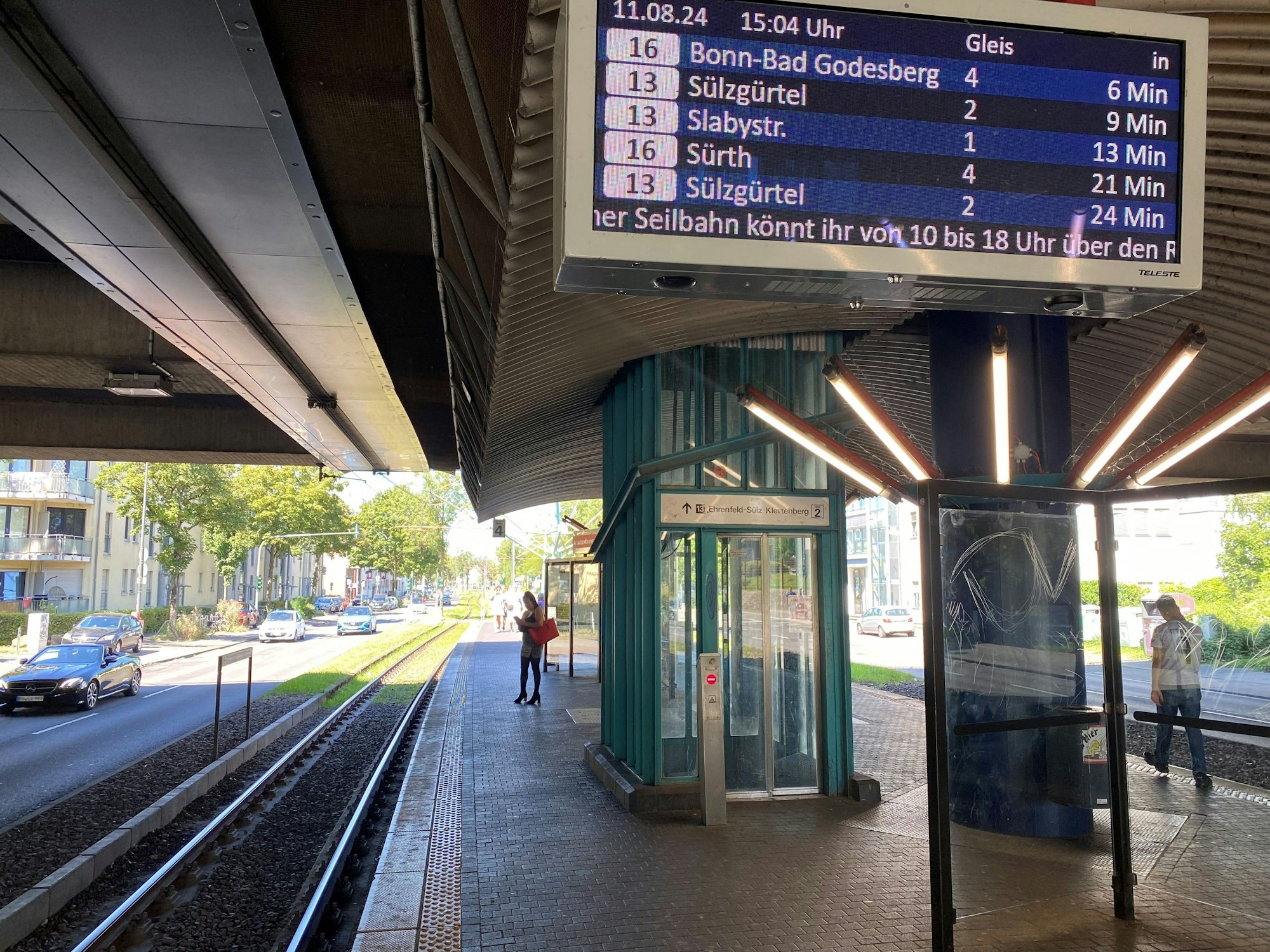 Die digitale Anzeigetafel an der Haltestelle Amsterdamer Straße in Köln-Niehl.