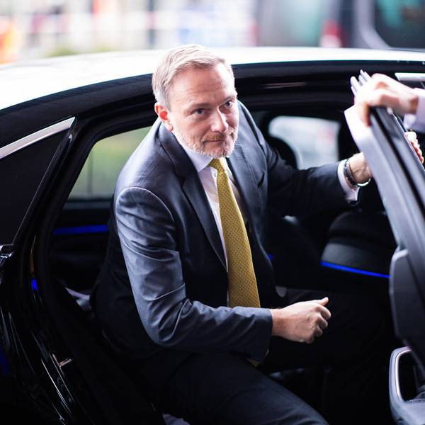 Christian Lindner, Bundesfinanzminister und FDP-Parteivorsitzender, steigt vor einer Veranstaltung im Januar in Düsseldorf aus seinem Dienstwagen aus.