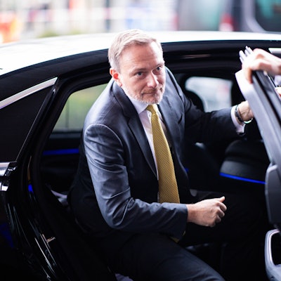 Christian Lindner, Bundesfinanzminister und FDP-Parteivorsitzender, steigt vor einer Veranstaltung im Januar in Düsseldorf aus seinem Dienstwagen aus.