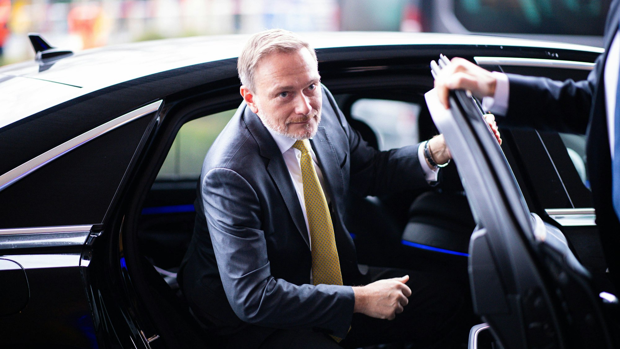 Christian Lindner, Bundesfinanzminister und FDP-Parteivorsitzender, steigt vor einer Veranstaltung im Januar in Düsseldorf aus seinem Dienstwagen aus.