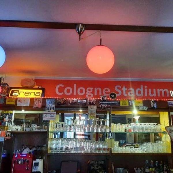 Ein „Cologne Stadium“-Schild hängt in der Veedelskneipe „My Way“ in Köln-Braunsfeld.