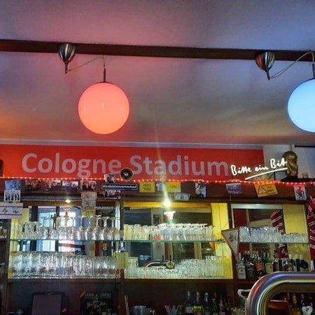 Ein „Cologne Stadium“-Schild hängt in der Veedelskneipe „My Way“ in Köln-Braunsfeld.