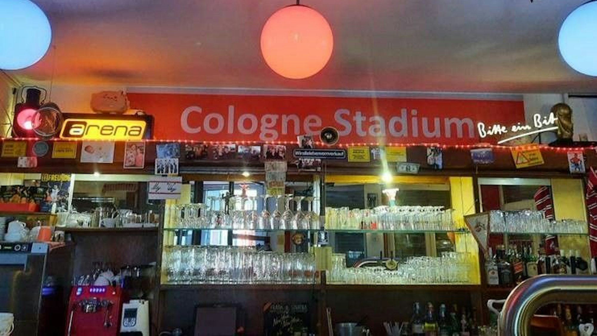 Ein „Cologne Stadium“-Schild hängt in der Veedelskneipe „My Way“ in Köln-Braunsfeld.