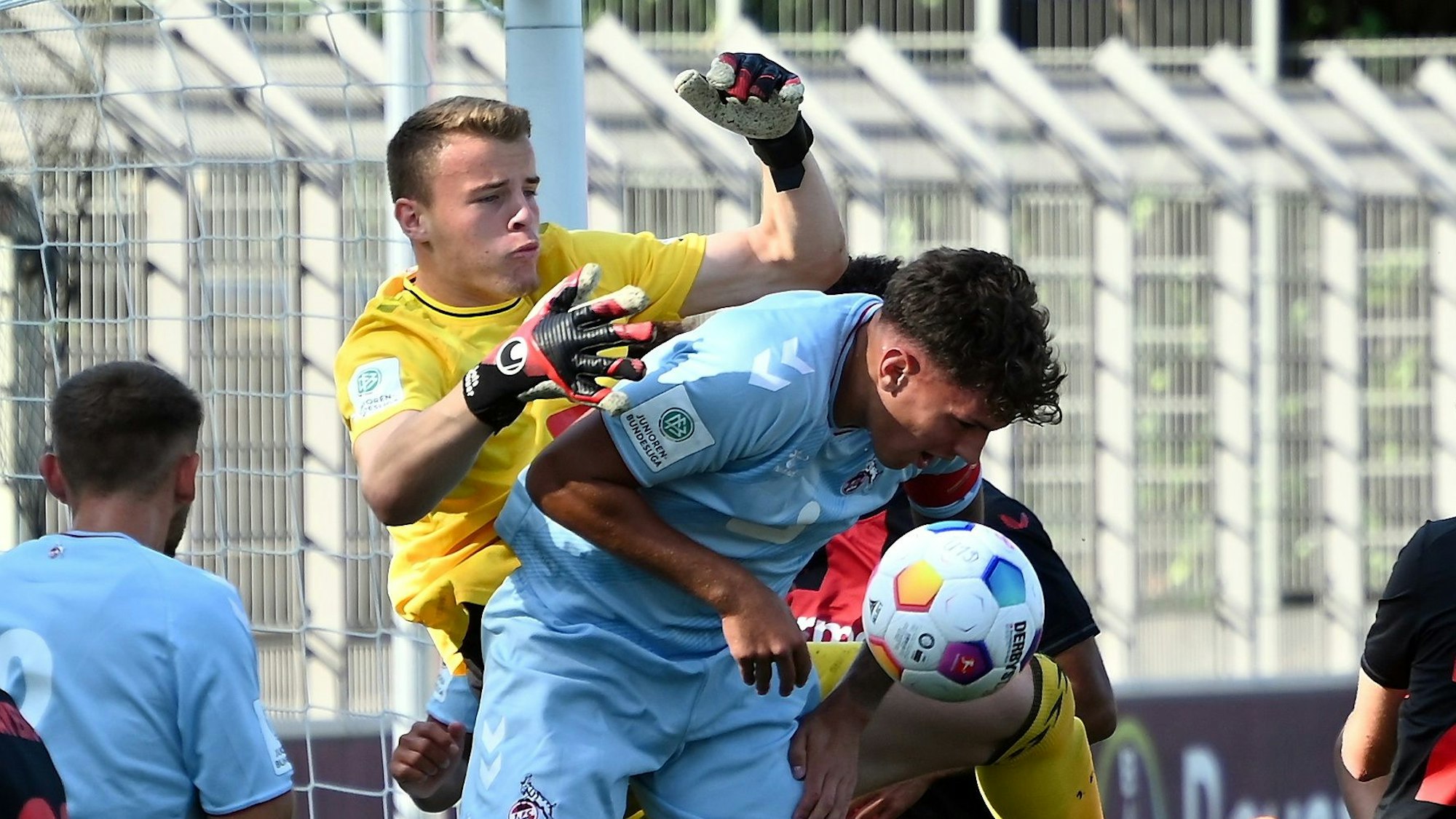 16.09.2023, Fussball-U19-Bayer 04 Leverkusen-1.FC köln
mitte: Julian Pauli (Köln)
TW: Luis Hauer (Köln)
Foto: Uli Herhaus