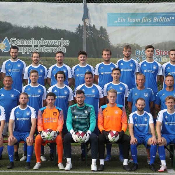 Julian Jelken (oben, von links), Martin Hohn, Kevin Becker, Andy Sommers, Marlon Özer, Dennis Hellen, Marvin Schrewe, Silas Bleiweiß, Lukas Dunell, Trainer Benedikt Ramrath (Mitte, von links), Co-Trainer Ralf Nahs, Niklas Wienand, Nico Müller, Max Steimel, David Ebke, Sportlicher Leiter Klaus Mühlpfordt, Torwart-Trainer Michael Hoffmann, Johannes Hohn (unten, von links), Alexander Steimel, Florian Hohn, Lukas Gratzl, Leon Mühlpfordt, Timo Neuhaus und Philipp Jarree vom Bröltaler SC.