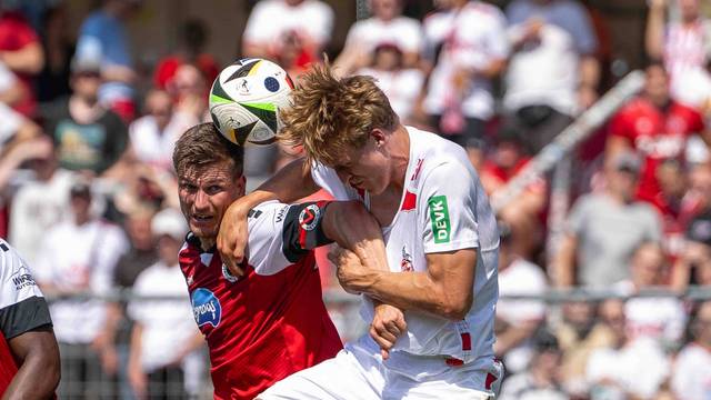 GER, Jubiläum 120 Jahre FC Viktoria Koeln vs. 1. FC Köln, Saison 2024/25 / 20.07.2024, Sportpark Hoehenberg, Koeln, GER, Jubiläum 120 Jahre FC Viktoria Koeln vs. 1. FC Köln, Saison 2024/25 Im Bild: Timo Huebers 1. FC Koeln, 04 Moritz Fritz, FC Viktoria Koeln, 23 Kopfball / Kopfballduell Dynamik, Aktion, Action, Spielszene *** GER, Anniversary 120 years FC Viktoria Koeln vs 1 FC Köln, season 2024 25 20 07 2024, Sportpark Hoehenberg, Koeln, GER, Anniversary 120 years FC Viktoria Koeln vs 1 FC Köln, season 2024 25 In the picture Timo Huebers 1 FC Koeln, 04 Moritz Fritz, FC Viktoria Koeln, 23 header header duel dynamics, action, action, game scene nordphotoxGmbHxx/xDenkinger nph00015