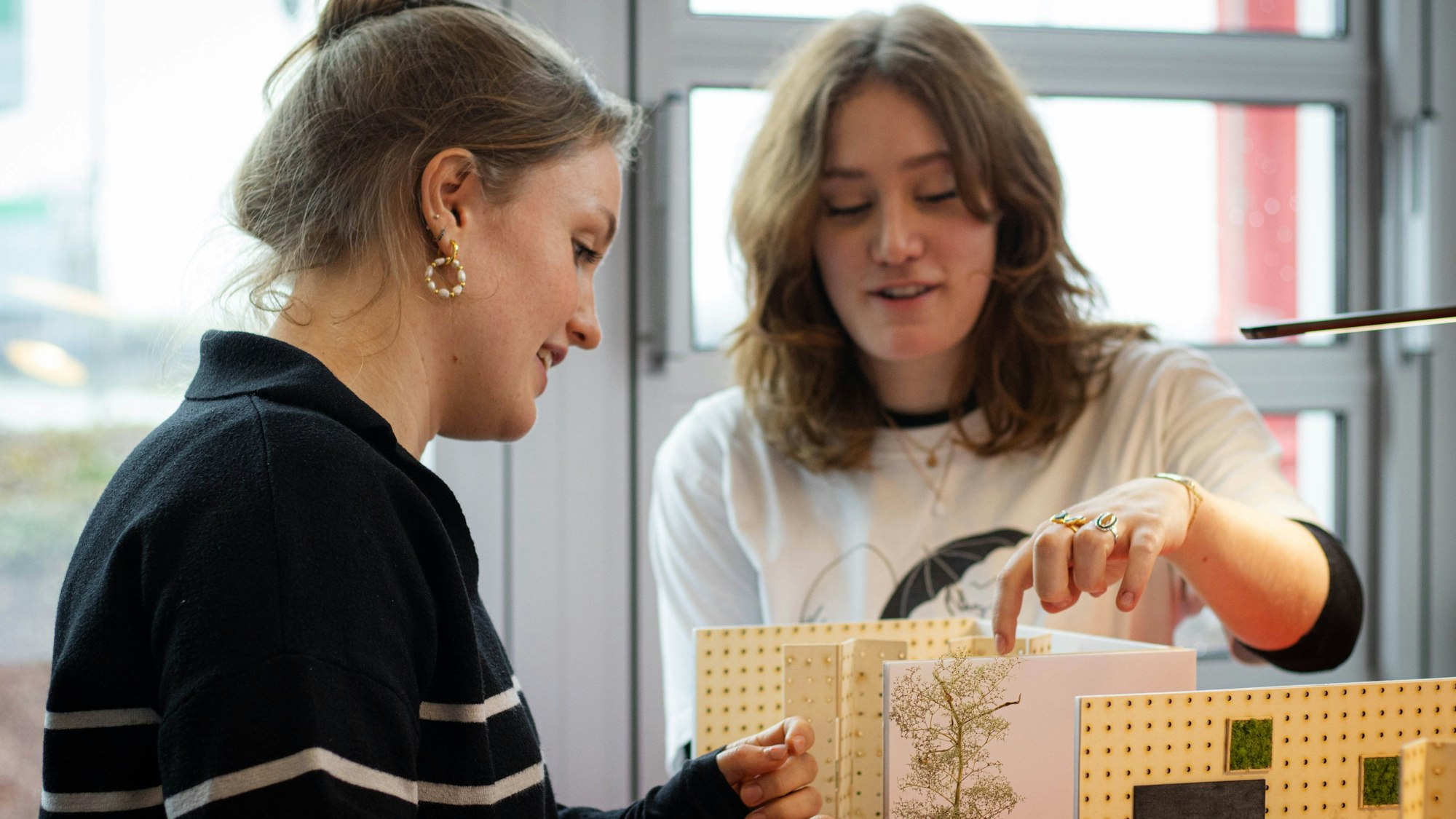 Zwei Studierende erklären ein von ihnen entworfenes Modelle eines flexiblen Büros.