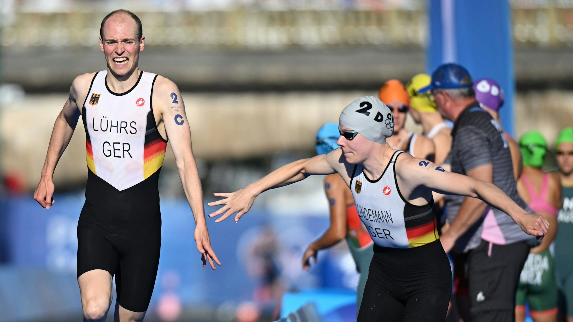 Lasse Lührs wechselt auf die Schlussläuferin Laura Lindemann.