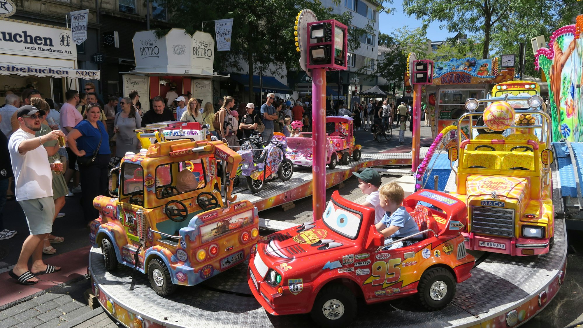 Die Kinderkarussells waren ein Anziehungspunkt für Familien