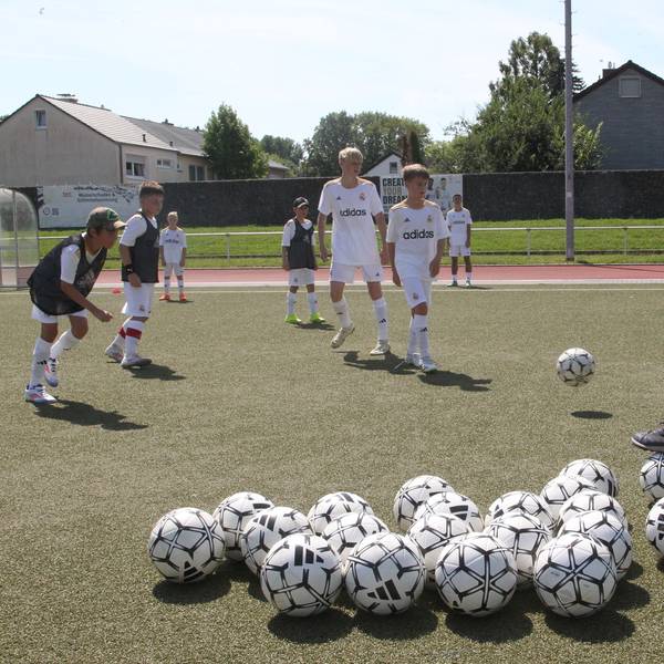 Bei der SpVgg Lülsdorf-Ranzel findet in dieser Woche ein königsliches Fußball-Camp statt. Die Fundación Real Madrid Clinic ist eine Woche lang zu Gast.