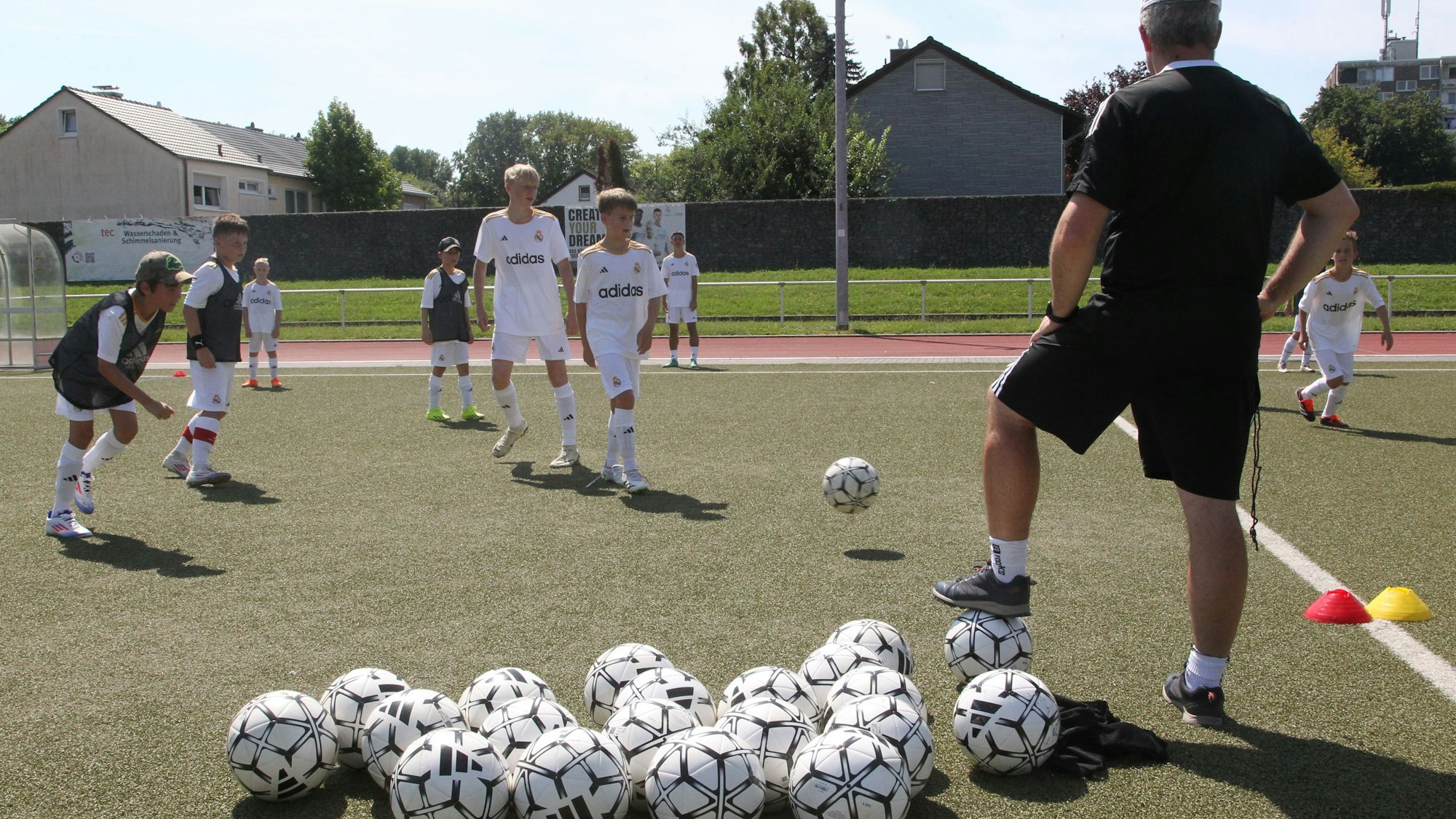 Bei der SpVgg Lülsdorf-Ranzel findet in dieser Woche ein königsliches Fußball-Camp statt. Die Fundación Real Madrid Clinic ist eine Woche lang zu Gast.
