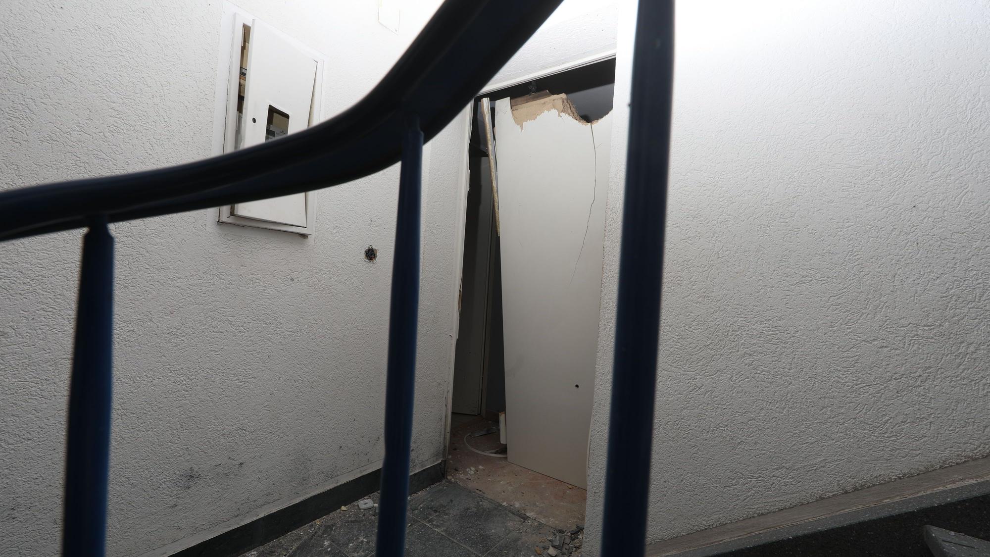 Im Erdgeschoss des Hauses am Dahlienweg hat die Explosion eine Wohnungstür aus den Angeln gehoben.