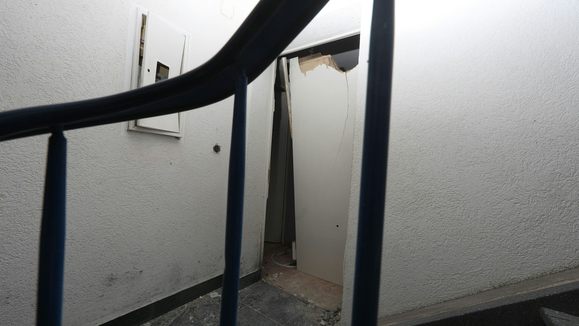 Im Erdgeschoss des Hauses am Dahlienweg hat die Explosion eine Wohnungstür aus den Angeln gehoben.