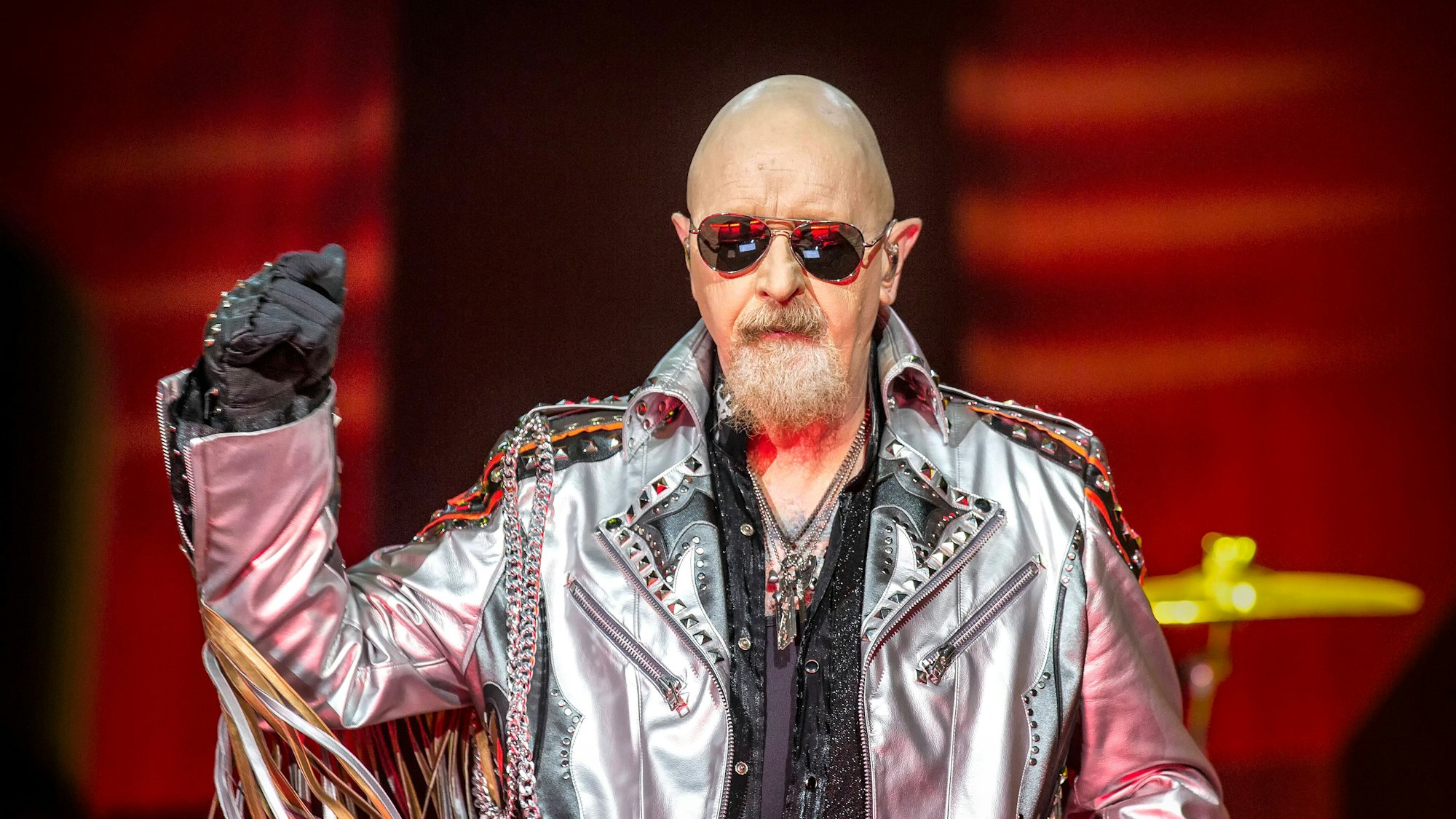 Sänger Rob Halford (r) von Judas Priest bei einem Konzert 2018.