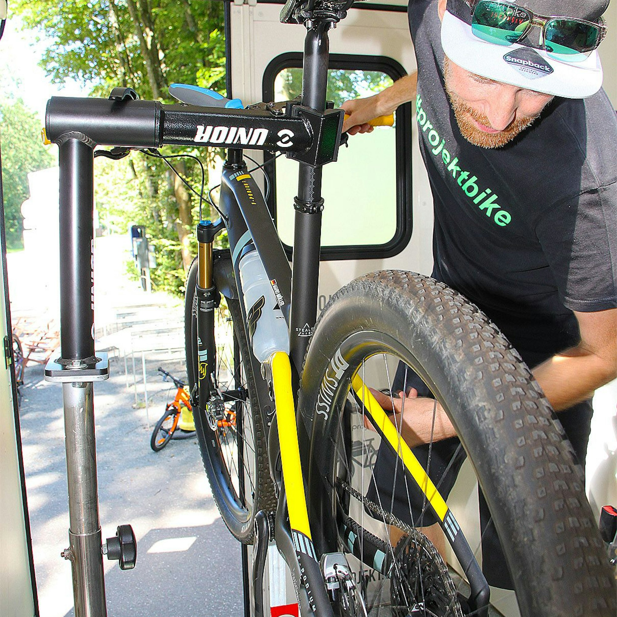 Ein Zweiradmechaniker arbeitet an einem Mountainbike.