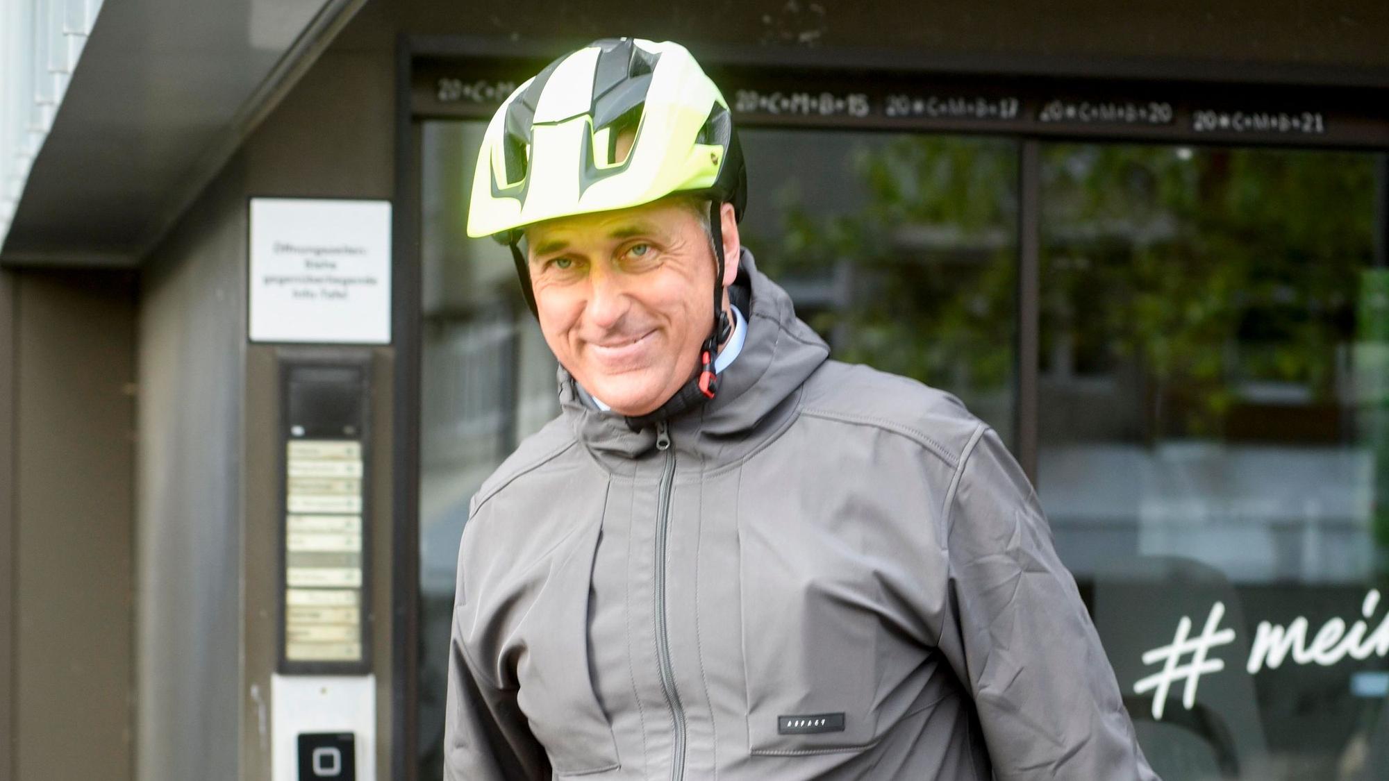 Auf dem Foto ist Ralph Manzke mit Fahrradhelm zu sehen.