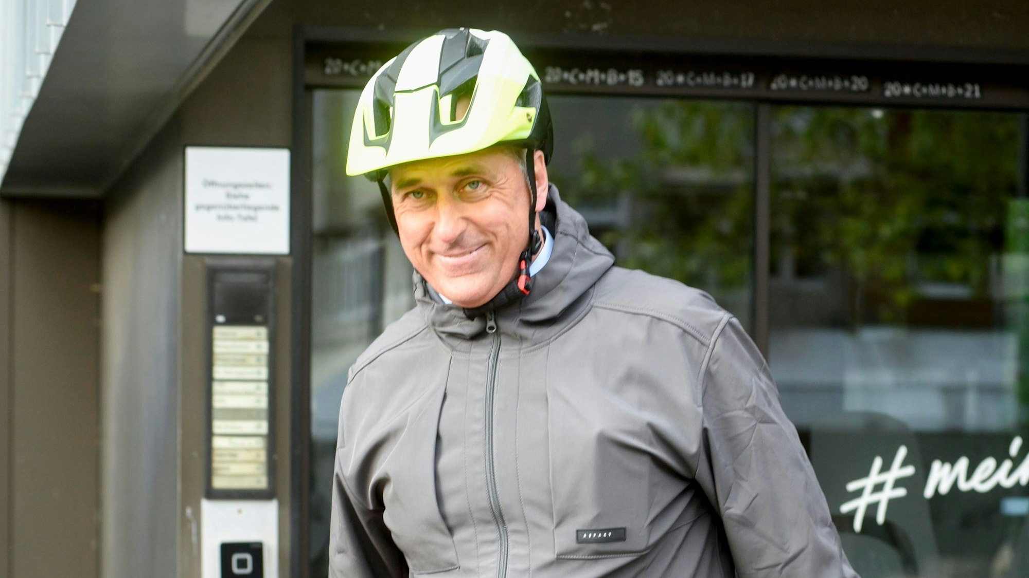 Auf dem Foto ist Ralph Manzke mit Fahrradhelm zu sehen.