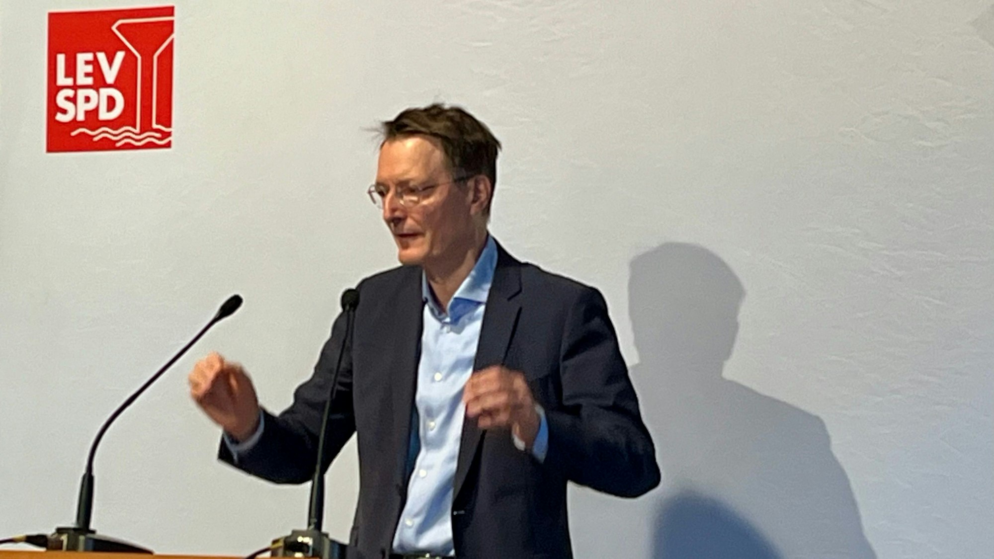 Karl Lauterbach, Bundesgesundheitsminister und SPD-Abgeordneter in Leverkusen, auf dem Parteitag der Leverkusener Sozialdemokraten.