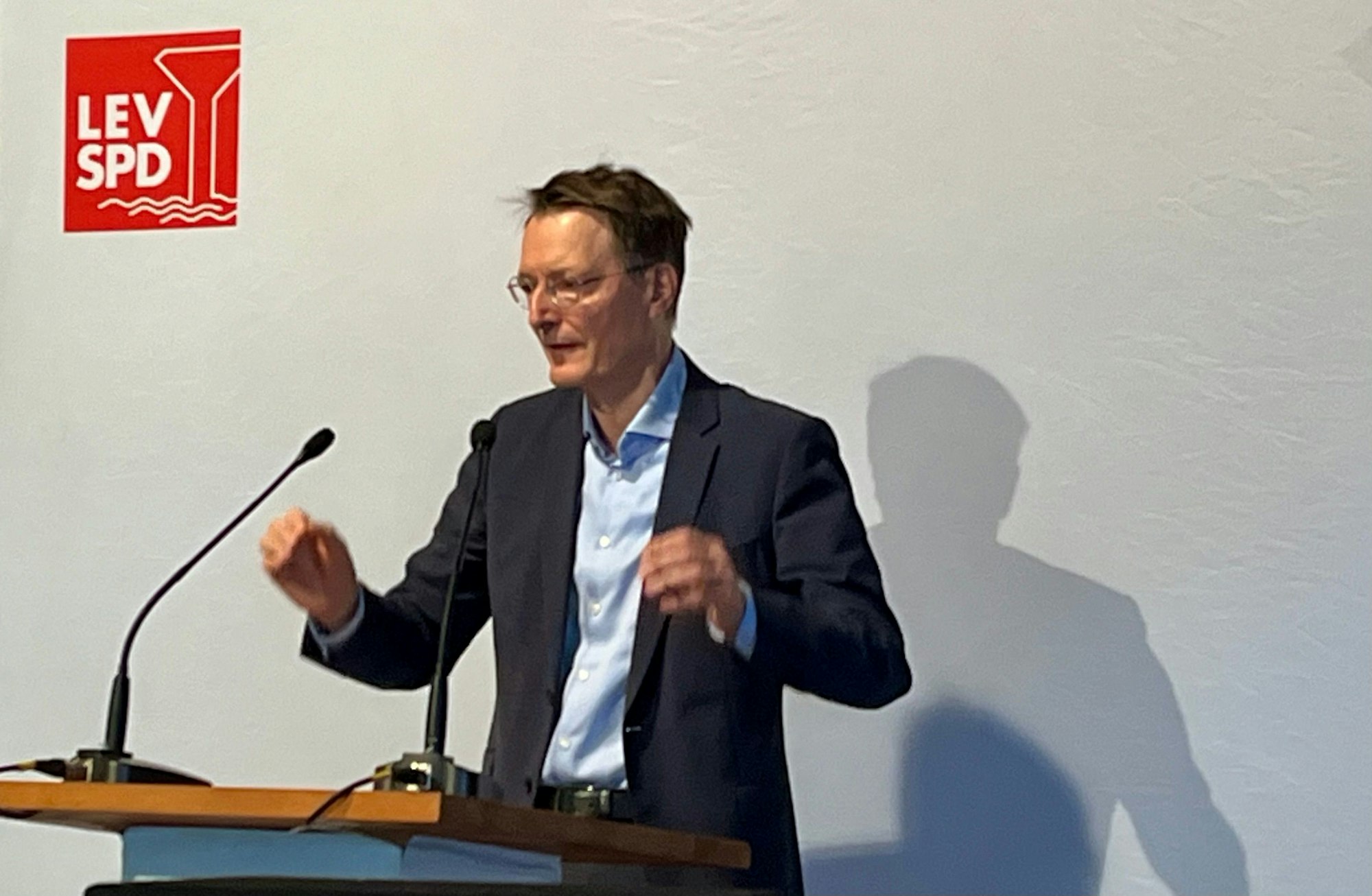 Karl Lauterbach auf dem Parteitag der SPD in Leverkusen-Rheindorf