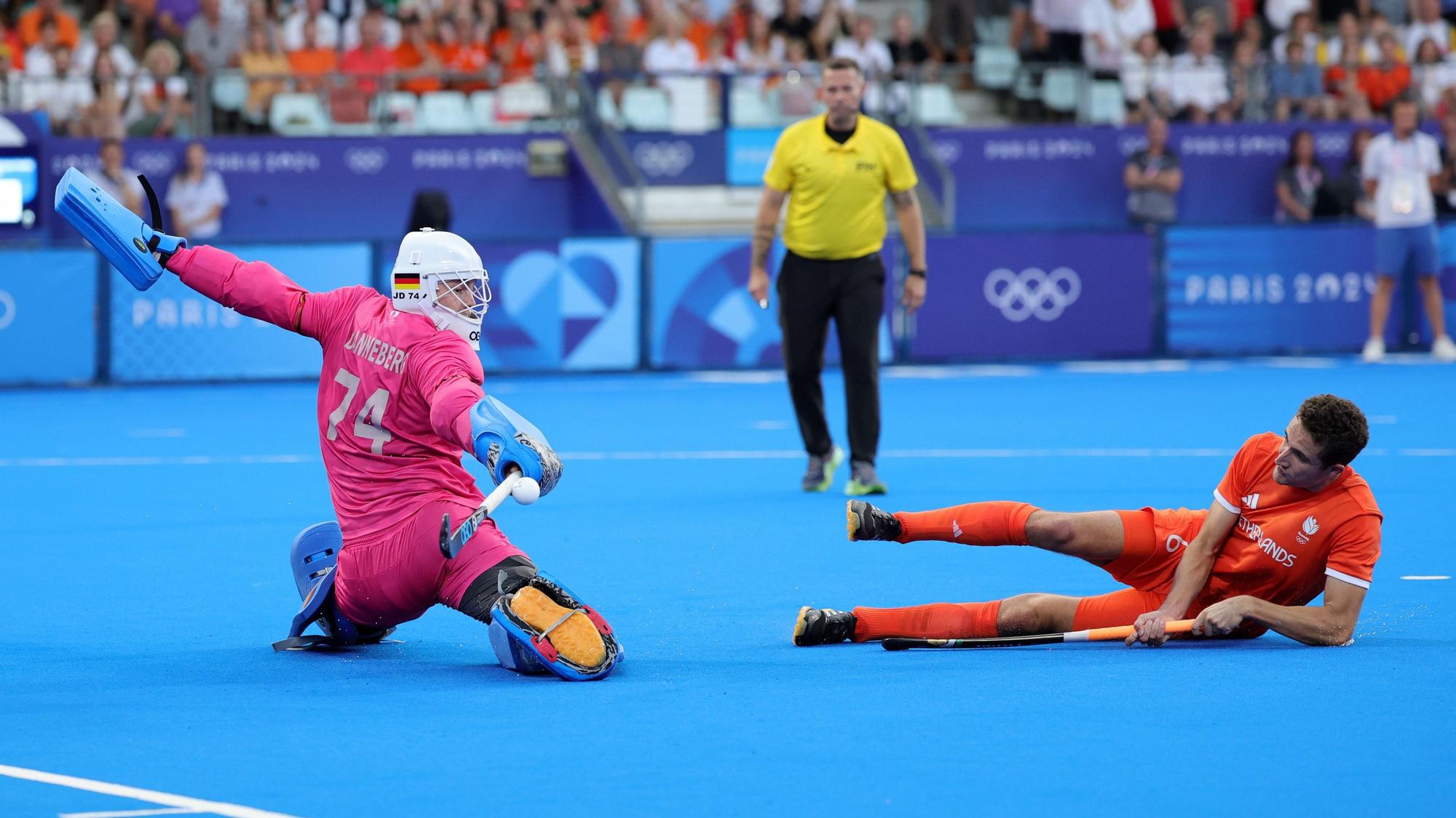 08.08.2024, Frankreich, Colombes: Olympia, Paris 2024, Hockey, Herren, Finale, Niederlande - Deutschland, Deutschlands Torhüter Jean-Paul Danneberg (l) hält im Penaltyschießen gegen Jonas de Geus aus den Niederlanden. Foto: Rolf Vennenbernd/dpa +++ dpa-Bildfunk +++