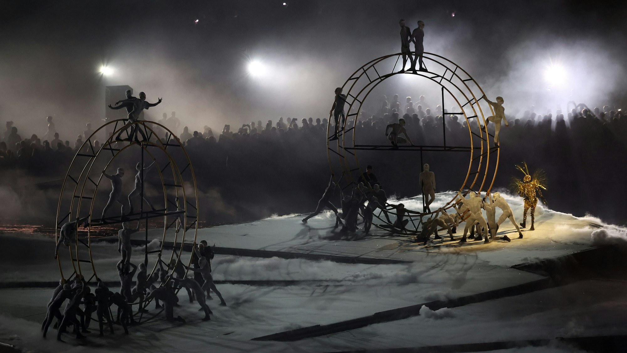 11.08.2024, Frankreich, Paris: Olympia, Paris 2024, Stade de France, Darsteller agieren bei der Schlussfeier.