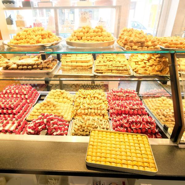 Zu sehen ist die Auslage einer türkischen Bäckerei mit Süßspeisen, wie zum Beispiel Baklava.