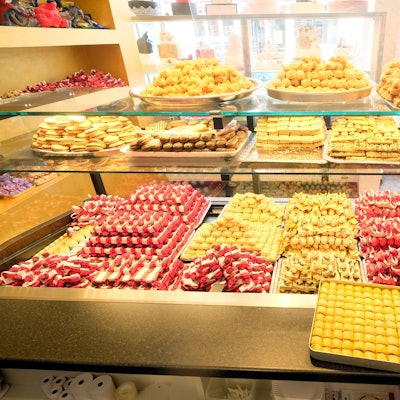 Zu sehen ist die Auslage einer türkischen Bäckerei mit Süßspeisen, wie zum Beispiel Baklava.