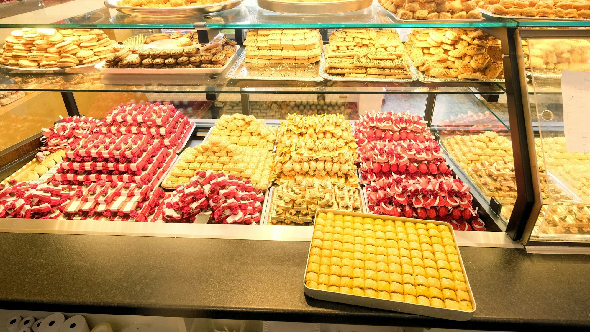 Zu sehen ist die Auslage einer türkischen Bäckerei mit Süßspeisen, wie zum Beispiel Baklava.