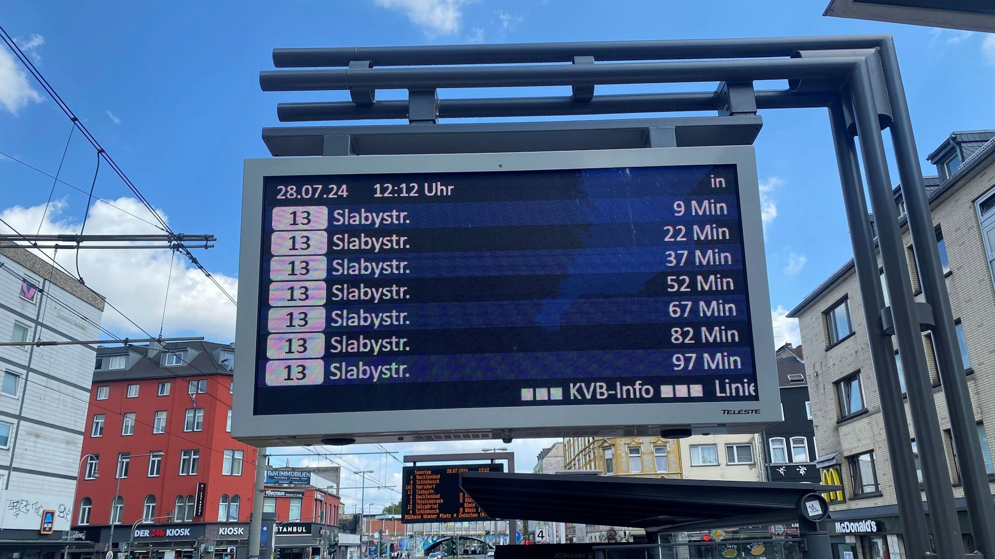 Digitale Anzeigetafel an der Haltestelle Venloer Straße.