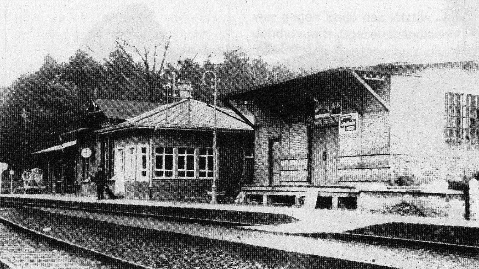So sah der Forsbacher Bahnhof mit Güterschuppen (r.) zu seinen besten Zeiten aus.