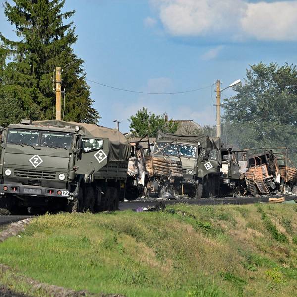 Eine Kolonne von Lastwagen der russischen Armee, die durch den Beschuss der ukrainischen Streitkräfte auf der Autobahn im Bezirk Sudschanski in der russischen Region Kursk beschädigt wurde.