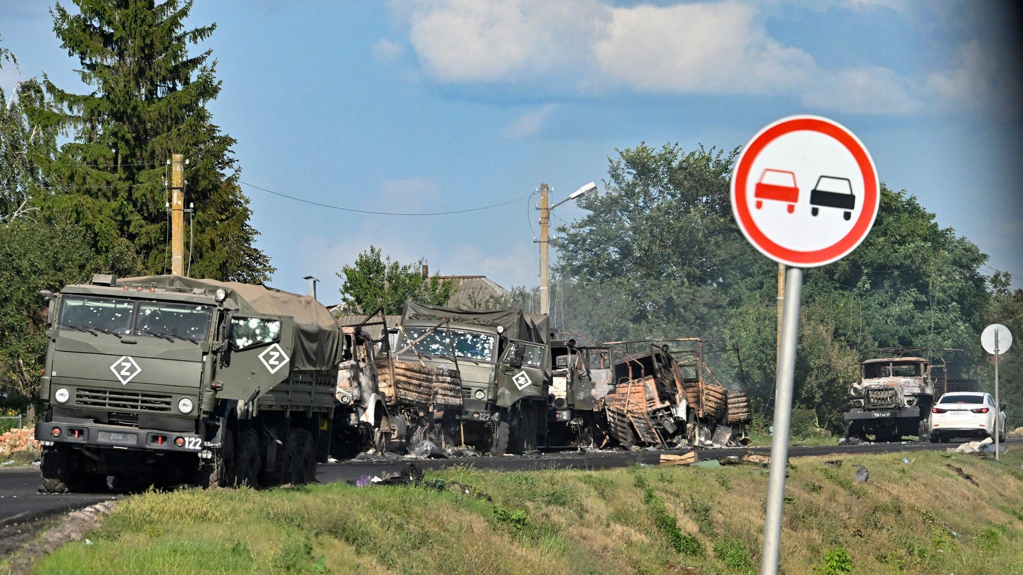 Eine Kolonne von Lastwagen der russischen Armee, die durch den Beschuss der ukrainischen Streitkräfte auf der Autobahn im Bezirk Sudschanski in der russischen Region Kursk beschädigt wurde.